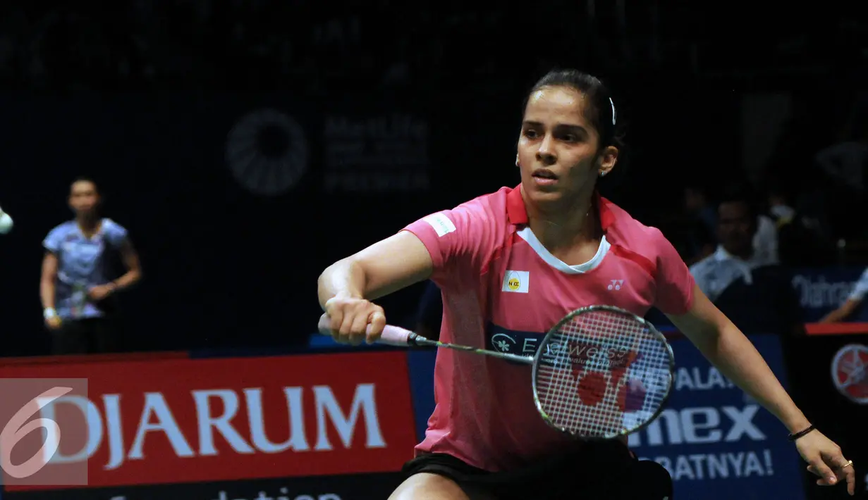 Pebulutangkis tunggal puteri India, Saina Nehwal berusaha mengembalikan bola saat laga melawan Pai Yu Po (Taiwan) di BCA Indonesia Open 2016, Istora Senayan, Jakarta, Selasa (31/5/2016). Saina unggul 21-11, 19-21, 21-15. (Liputan6.com/Helmi Fithriansyah)