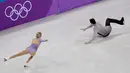 Pasangan Figure Skating asal Amerika Serikat, Alexa Scimeca Knierim melihat rekannya, Chris Knierim terjatuh saat tampil pada Olimpiade Musim Dingin 2018 Pyeongchang di Gangneung, Korea Selatan, Senin (12/2). (AP/David J. Phillip)