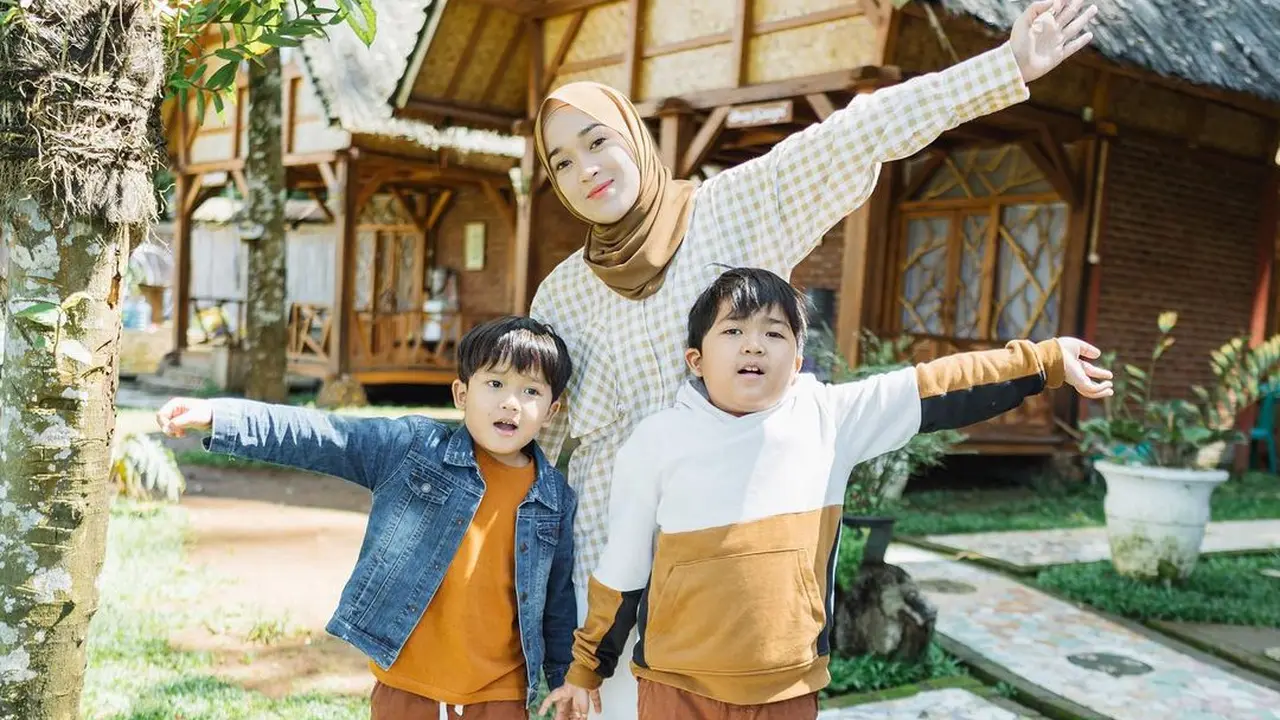 6 Potret Terbaru Ririe Fairus Mantan Istri Ayus Sabyan, Kompak Bareng Anak