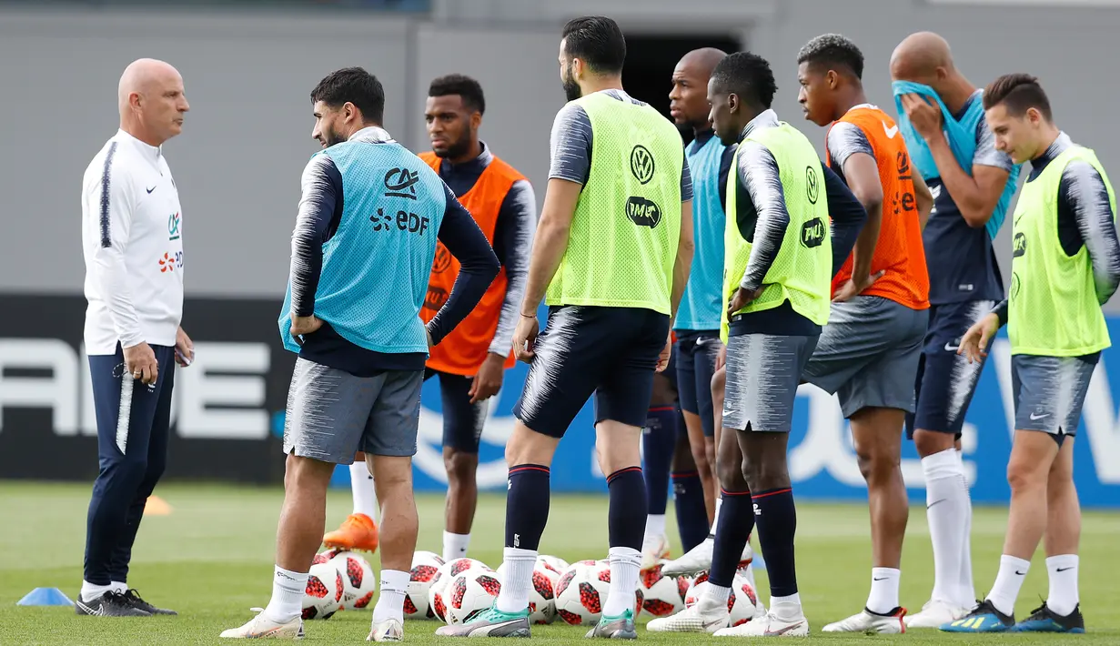 Para pemain Prancis mendengarkan asisten pelatih Guy Stephan selama sesi pelatihan di Glebovets, Rusia, (7/7). Prancis akan bertanding melewan Belgia pada babak semifinal Piala Dunia 2018. (AP Photo / David Vincent)