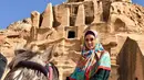 Gaya penyanyi Mulan Jameela saat berpose sambil menunggangi kuda di depan situs bersejarah Petra yang berada di Amman, Yordania. (Instagram/@mulanjameela1)
