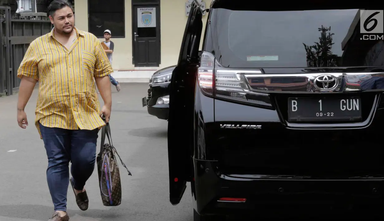 Desainer dan pembawa acara, Ivan Gunawan menyambangi Polres Metro Jakarta Barat, Kamis (17/1). Ivan Gunawan memenuhi panggilan polisi sebagai saksi dalam kasus narkoba yang menjerat asistennya berinisial AJA. (Muhammad Akrom Sukarya/Kapan Lagi)