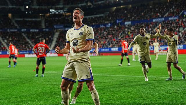 Selebrasi Robert Lewandowski usai mencetak gol di laga Osasuna vs Barcelona di pekan ke-34 Liga Spanyol 2025/2026 di El Sadar, Minggu (03/05/2026) dini hari WIB.