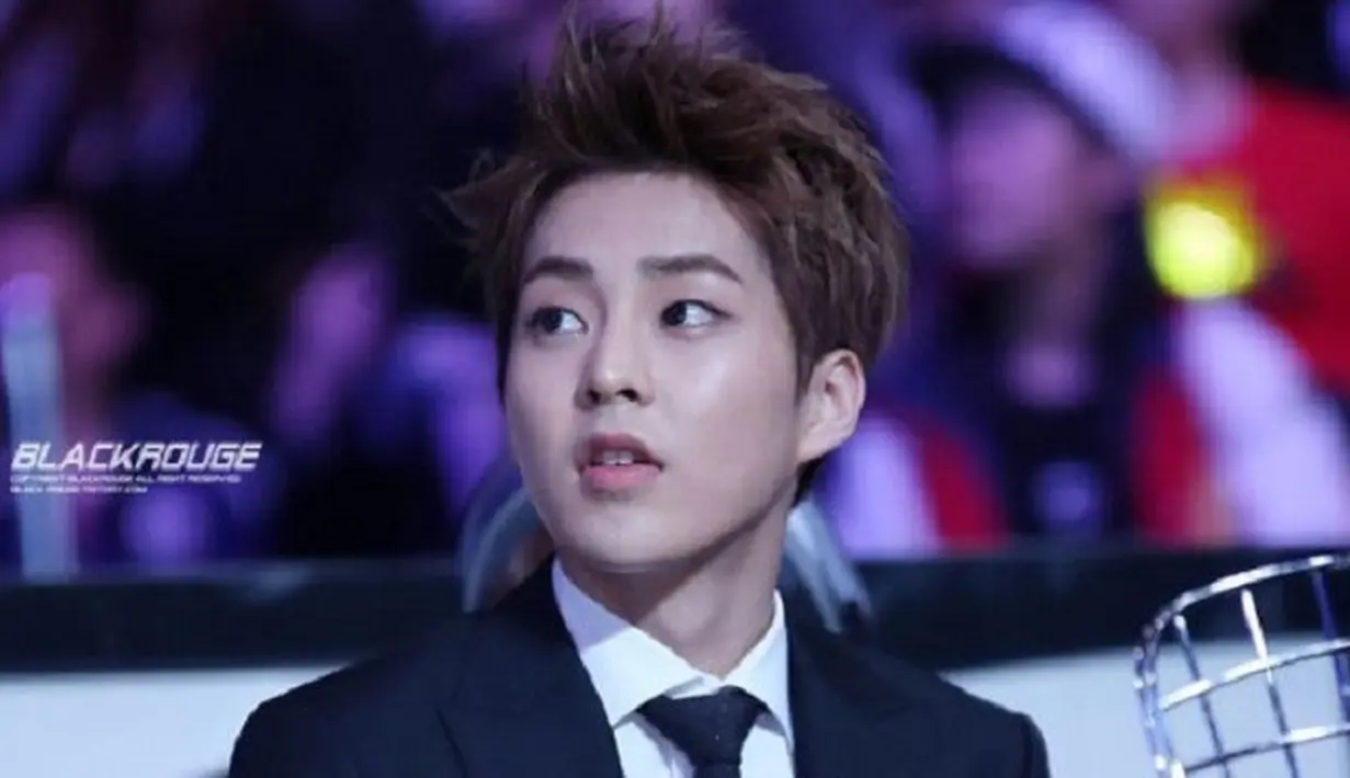Walupun paling tua di EXO, Xiumin tetap mempunyai wajah yang imut. Keimutannya pun ditambah dengan gigi kelinci yang menghiasi wajahnya. (Foto: pann-choa.blogspot.com)