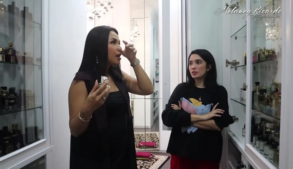 Ussy Sulistiawaty koleksi Parfum (Youtube/Melaney Ricardo)