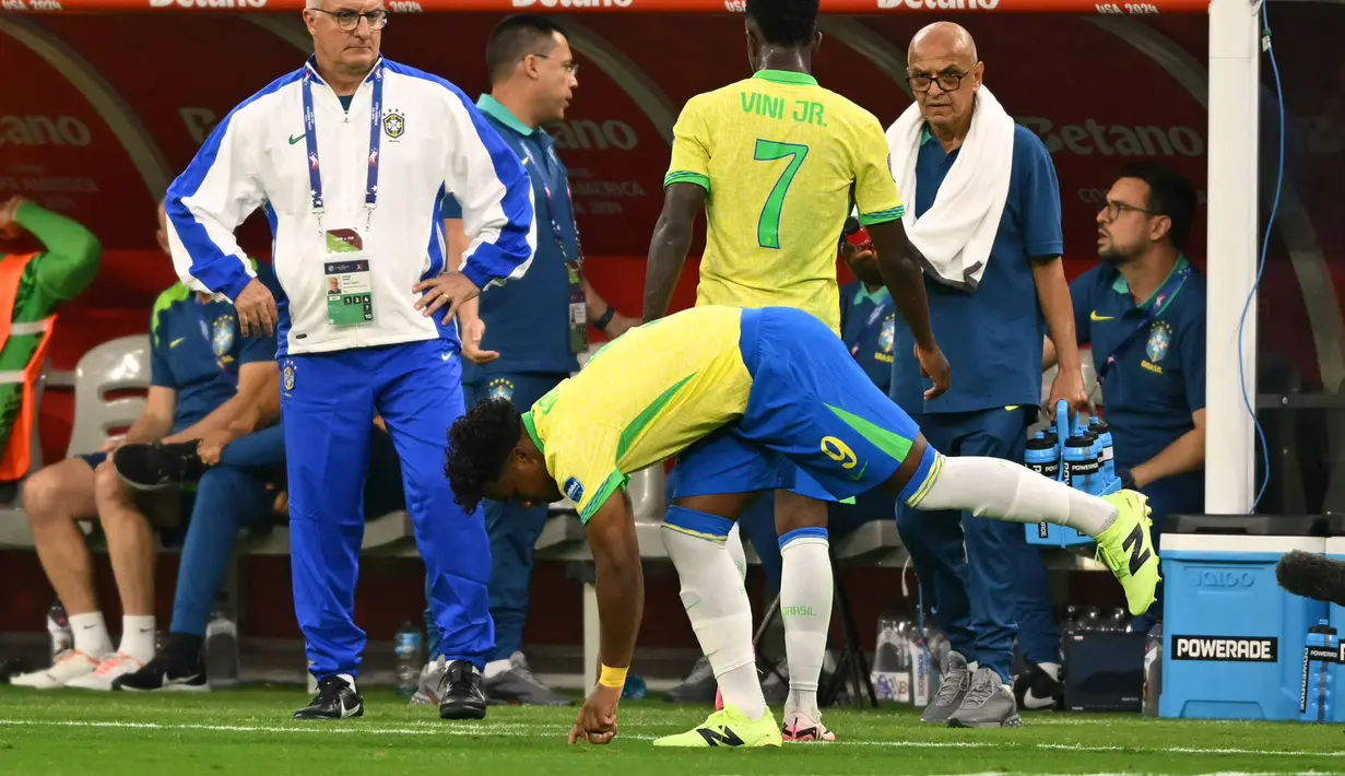Pemain muda Brasil, Endrick menyentuh rumput lapangan pertandingan saat masuk menggantikan Vinicius Junior pada laga Grup D Copa America 2024 melawan Kosta Rika di SoFi Stadium, Inglewood, California, Selasa (25/06/2024) WIB. (AFP/Pattrick T. Fallon)