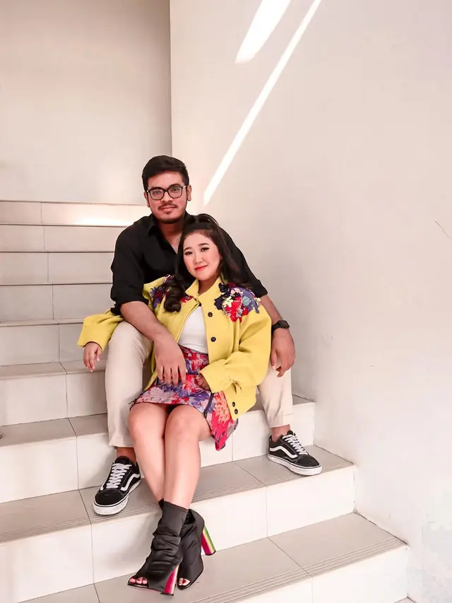 Jarang Tersorot, Ini 6 Potret Kompak Komika Kiky Saputri Bareng Kekasihnya
