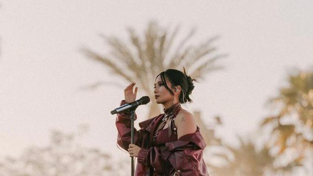 8 Gaya Nyentrik Niki Zefanya Tampil Perdana di Coachella 2022