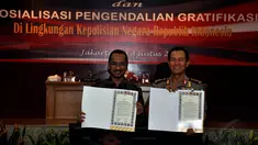 Polri dan KPK menandatangani nota kesepahaman di Mabes Polri, Jakarta, Selasa (19/8/14). (Liputan6.com/Miftahul Hayat)