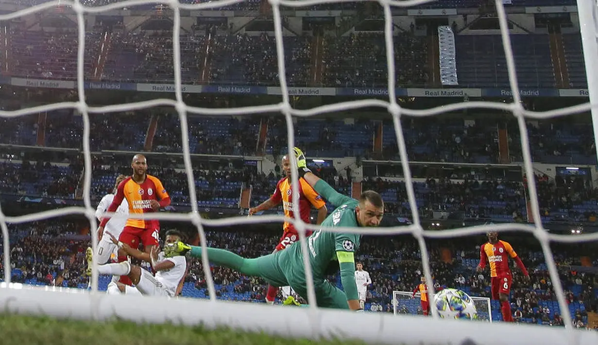Pemain Real Madrid, Rodrygo, mencetak gol ke gawang Galatasaray pada laga Liga Champions di Stadion Santiago Bernabeu, Rabu (6/11). Real Madrid menang 6-0 atas Galatasaray. (AP/Manu Fernandez)