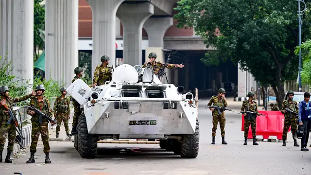 Tentara Bangladesh Bersiaga Terapkan Jam Malam