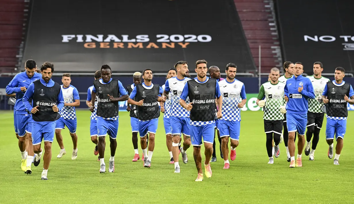 Para pemain Getafe melakukan pemanasan saat sesi latihan di Veltins-Arena di Gelsenkirchen, Jerman, Selasa, (4/8/2020). Getafe akan bertanding melawan Inter Milan pada babak 16 besar Liga Europa di Veltins Arena. (Ina Fassbender/Pool via AP)