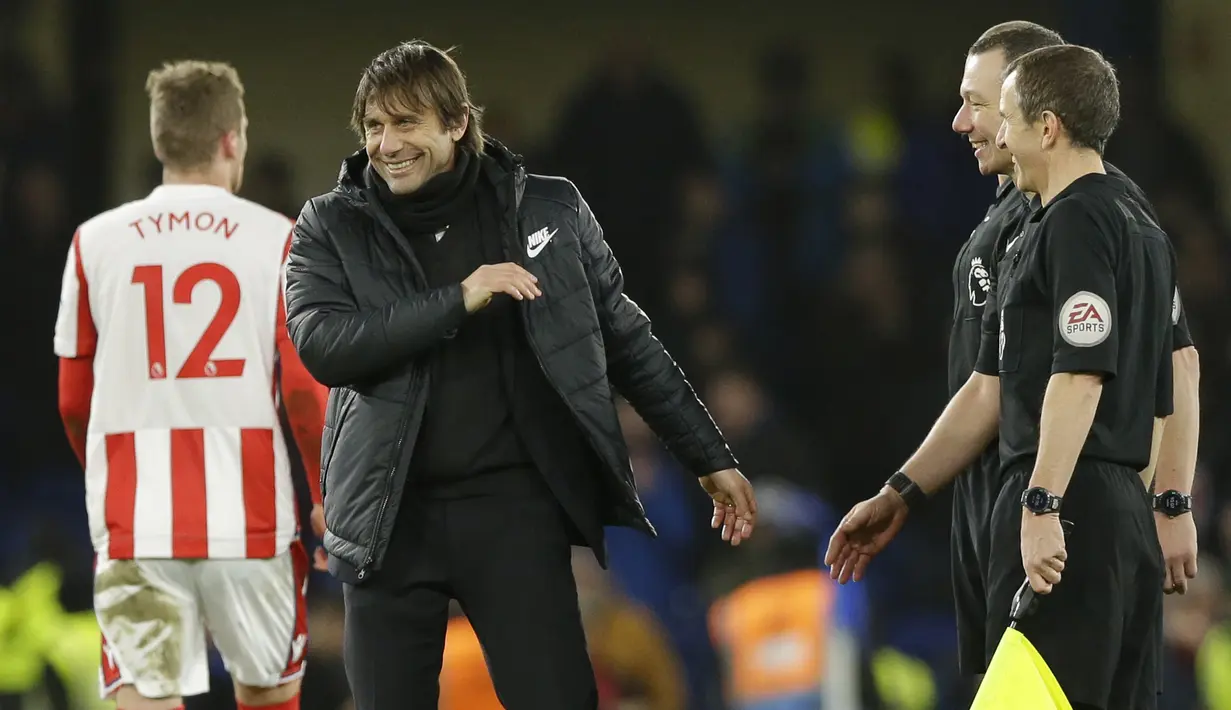Ekspresi senang pelatih Chelsea, Antonio Conte usai timnya menang atas Stoke City pada lanjutan Premier League di Stamford Bridge, London (30/12/2017). Chelsea menang 5-0. (AP/Alastair Grant)