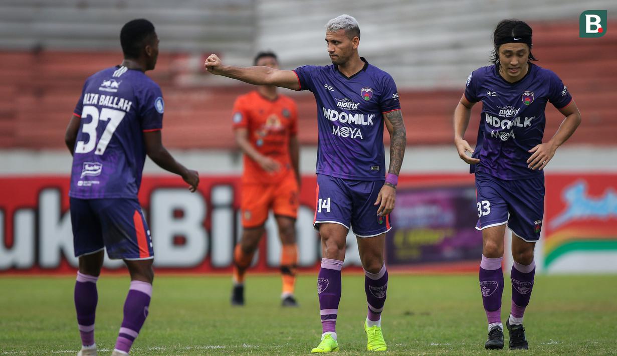 Pemain Persita Tangerang, Alex Dos Santos Goncalves (tengah) merayakan gol penyeimbang 1-1 ke gawang Persiraja Banda Aceh dalam laga pekan ke-7 BRI Liga 1 2021/2022 di Stadion Moch Soebroto, Magelang, Sabtu (16/10/2021). (Bola.com/Bagaskara Lazuardi)