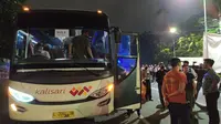Massa HMI di depan lokasi kongres di Surabaya diangkut dengan bis ke tempat penampungan. (Dian Kurniawan/Liputan6.com)