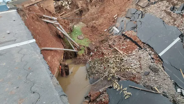 Jembatan Kemang Pratama amblas dengan lebar kurang lebih sepuluh meter saat banjir besar melanda Kota Bekasi. (Liputan6.com/Bam Sinulingga)