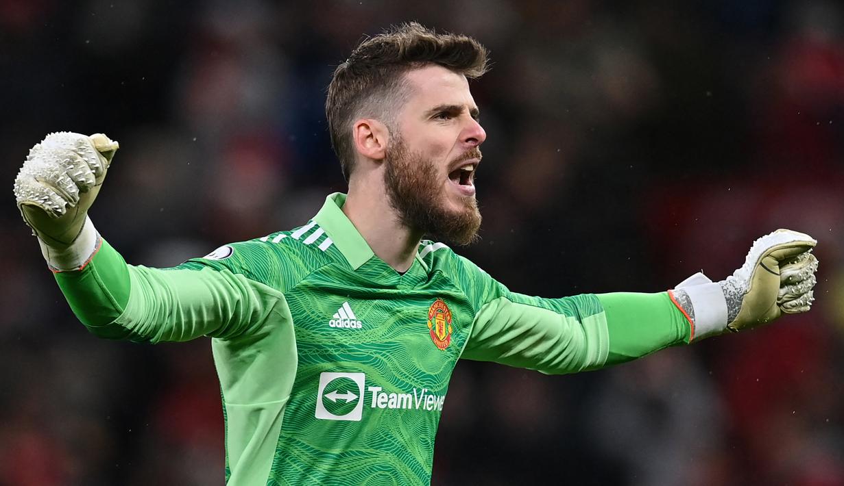 David De Gea. Serupa dengan Hugo Lloris, kiper Spanyol berusia 31 tahun dan telah memperkuat Manchester United selama 11 musim sejak 2011/2012 ini selalu dipercaya pelatih Ole Gunnar Solskjaer dan penggantinya Ralf Rangnick sebagai pilihan utama di bawah mistar gawang Setan Merah pada Liga Inggris musim 2021/2022. Ia selalu tampil dalam seluruh 38 laga di Liga Inggris sebagai starter dan tampil penuh selama 90 menit di tiap laga. Dalam total 3420 menit, ia mampu menorehkan 8 kali clean sheet dan kebobolan 57 gol. (AFP/Paul Ellis)