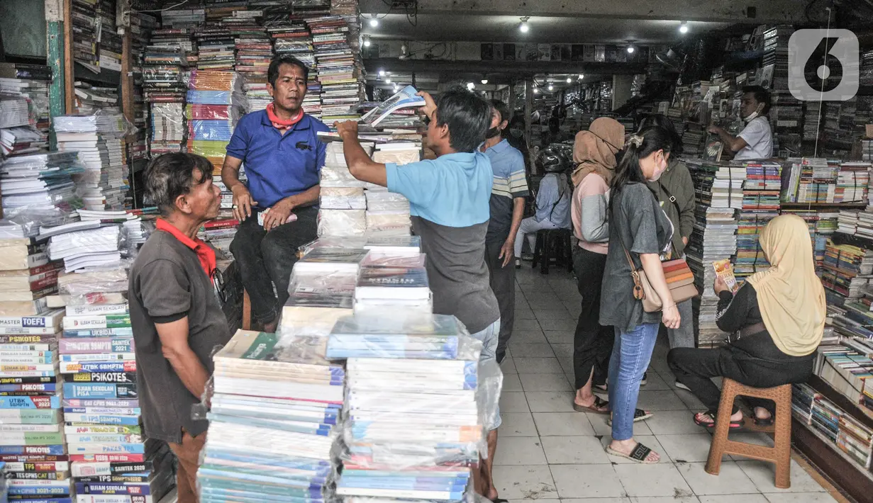 Pedagang saat melayani pembeli buku pelajaran sekolah di Pasar Buku Kwitang, Jalan Kramat Raya, Kecamatan Senen, Jakarta Pusat, Minggu (17/7/2022). Memasuki Tahun Ajaran Baru penjualan buku sekolah di Pasar Buku Kwitang mengalami peningkatan hingga 60 persen dibandingkan tahun sebelumnya. (merdeka.com/Iqbal S Nugroho)