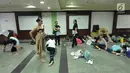 Para peserta melakukan pemanasan sebelum tampil dalam Namarina bertajuk 'Internal Jazz dance Competition 2018' di Jakarta, Minggu (6/5). Lomba ini terbagi atas kategori solo dan grup. (Liputan6.com/Herman Zakharia)