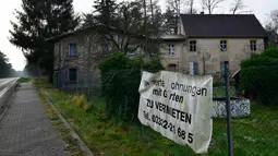 Sebuah banner di depan rumah yang disewakan di desa Alwine, Negara Bagian Brandenburg, 30 November 2017. Rumah kosong mencerminkan nasib daerah di bekas kawasan komunis Jerman timur sejak penyatuan kembali negara itu 27 tahun lalu. (Tobias Schwarz/AFP)