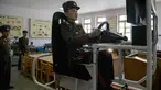 Siswa berlatih mengendarai simulator kendaraan militer di Sekolah Revolusioner Mangyongdae, 10 April 2018. Didirikan oleh pendiri Korea Utara, Kim Il Sung untuk mendidik anak-anak yatim piatu yang orangtuanya terbunuh dalam perang Jepang. (ED JONES/AFP)