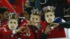 Suporter mengenakan topeng Arturo Vidal sebagai bentuk dukungan akan musibah kecelakaan yang dialaminya. (AP Photo/Luis Hidalgo)