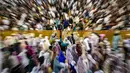 Umat Muslim saat melaksanakan salat Tarawih perdana di bulan suci Ramadan 1447 Hijriah di Masjid Al Akbar, Surabaya, Jawa Timur, pada Rabu 18 Februari 2026. (JUNI KRISWANTO/AFP)