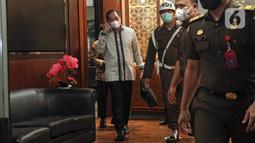 Mantan Menteri Perdagangan Muhammad Lutfi (kiri) usai menjalani pemeriksaan di Gedung Bundar, Kejagung, Jakarta, Rabu (22/6/2022). Muhammad Lutfi menjalani pemeriksaan selama 12 jam sebagai saksi terkait kasus fasilitas pemberian izin ekspor crude palm oil (CPO) dan turunannya, termasuk minyak goreng, periode 2021-2022. (Liputan6.com/Faizal Fanani)