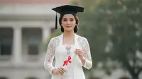 9 Model Kebaya Batik Kombinasi Brokat untuk Wisuda, Pilihan Elegan dan Modern