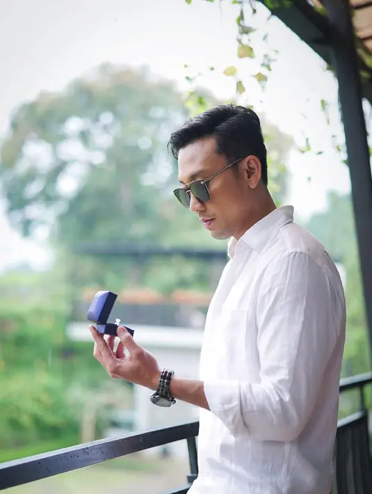 Diungkap Denny Sumargo, ia dan Olivia sudah saling mengenal sejak dua tahun silam. Namun untuk menuju ke jenjang yang lebih serius baru dalam waktu setahun belakangan. (FOTO: Instagram)