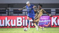 Pemain Persib Bandung, Ciro Alves (kiri) berebut bola dengan pemain Dewa United, Altariq Ballah pada laga lanjutan pekan ke-3 BRI Liga 1 2023/2024 antara Persib Bandung melawan Dewa United FC di Stadion Gelora Bandung Lautan Api (GBLA), Bandung, Jumat (14/07/2023). (Bola.com/Bagaskara Lazuardi)