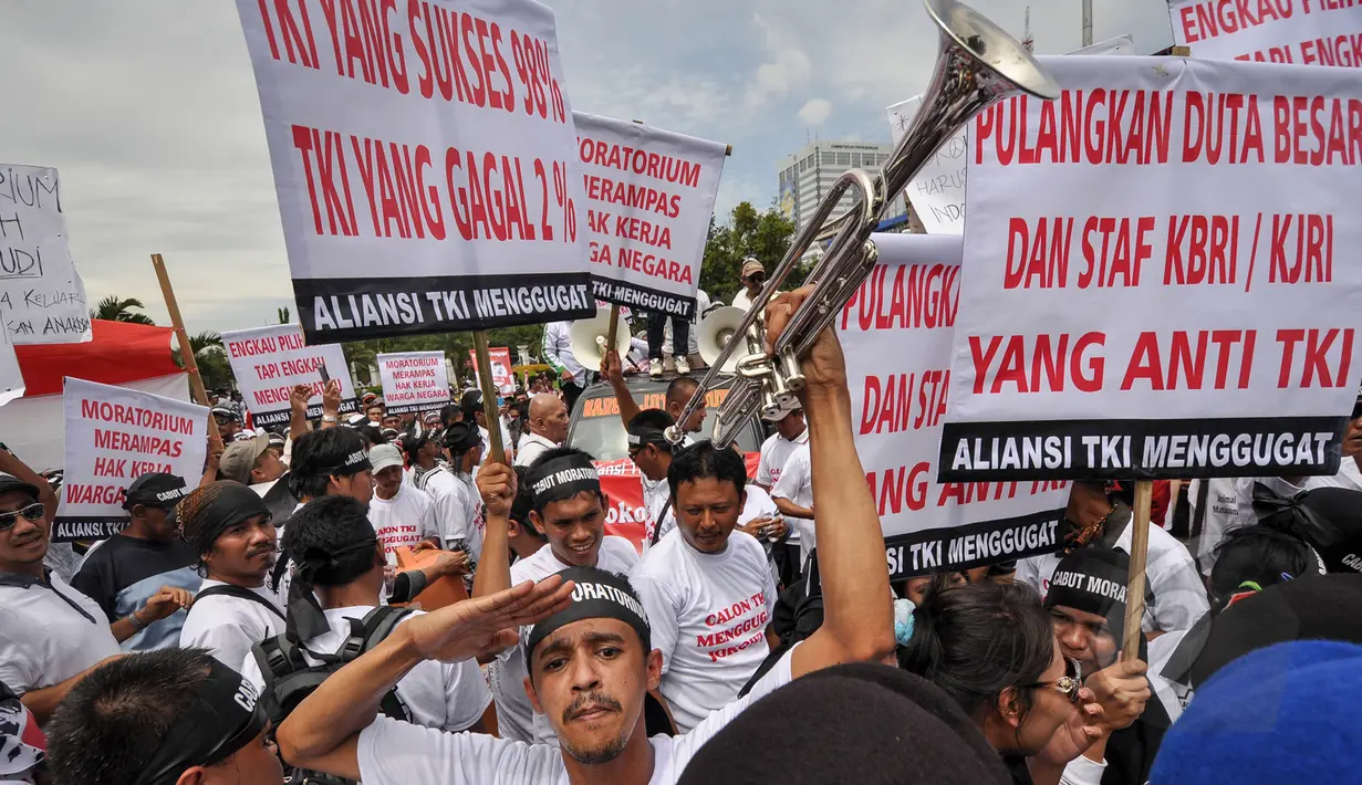 Massa mengenakan ikat kepala hitam bertuliskan "Cabut Moratorium" saat aksi unjuk rasa di depan Istana Merdeka, Jakarta, Selasa (7/4/2015). (Liputan6.com/Faizal Fanani)