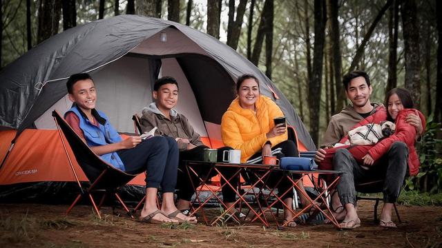 Keseruan Donna Agnesia-Darius Sinathrya Ajak Ketiga Anak Berkemah