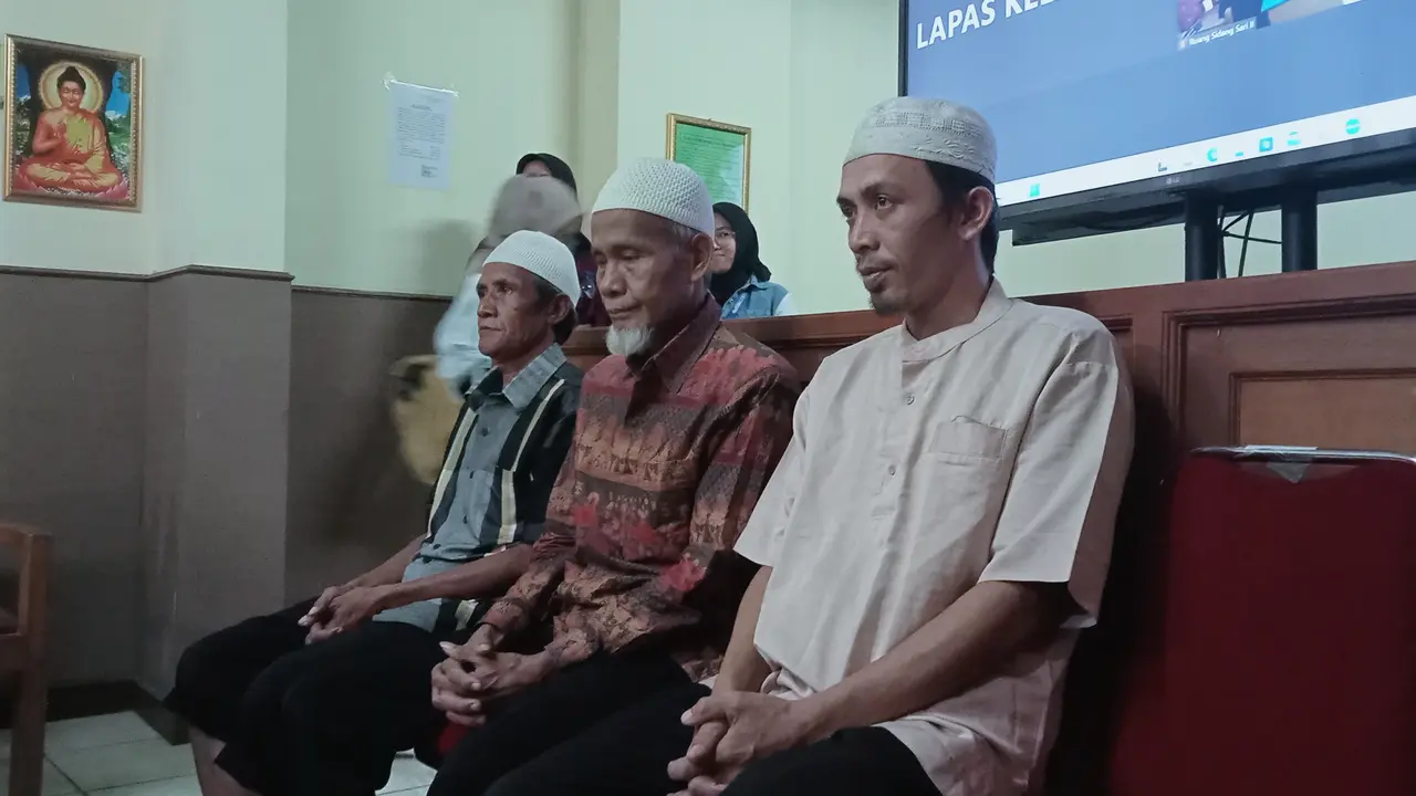 Wowon cs saat menjalani sidang beragendakan pembacaan tuntutan jaksa di Pengadilan Negeri Kota Bekasi. (Foto: Liputan6.com/Bam Sinulingga)