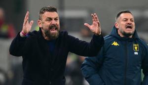 Daniele De Rossi yang kini menjabat sebagai pelatih Genoa. (Stefano RELLANDINI / AFP)