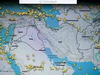 Foto, yang diambil di Paris pada 1 Maret 2026, menunjukkan halaman di situs web Flightradar 24 yang memperlihatkan penerbangan sipil menghindari wilayah udara Iran dan Irak. Serangan udara Amerika Serikat dan Israel ke wilayah Iran telah melumpuhkan lalu lintas udara global. (Anna KURTH/AFP)