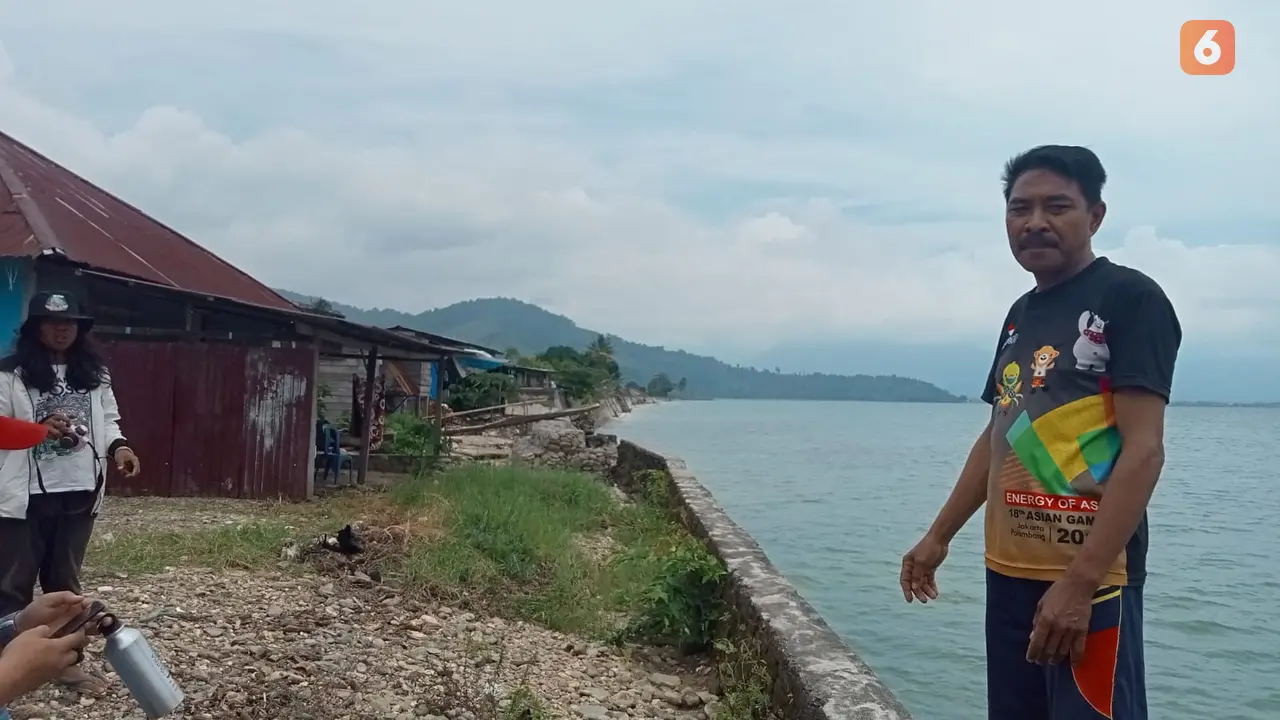 Pesisir Danau Poso di Desa Taipa, Kabupaten Poso