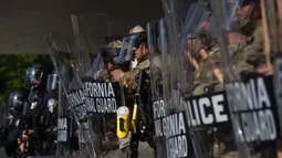 Selain itu, untuk mengatasi aksi unjuk rasa yang memprotes penangkapan puluhan orang oleh agen imigrasi federal, jumlah personel pasukan Garda Nasional yang dikerahkan juga akan ditambah. (Apu GOMES/AFP)
