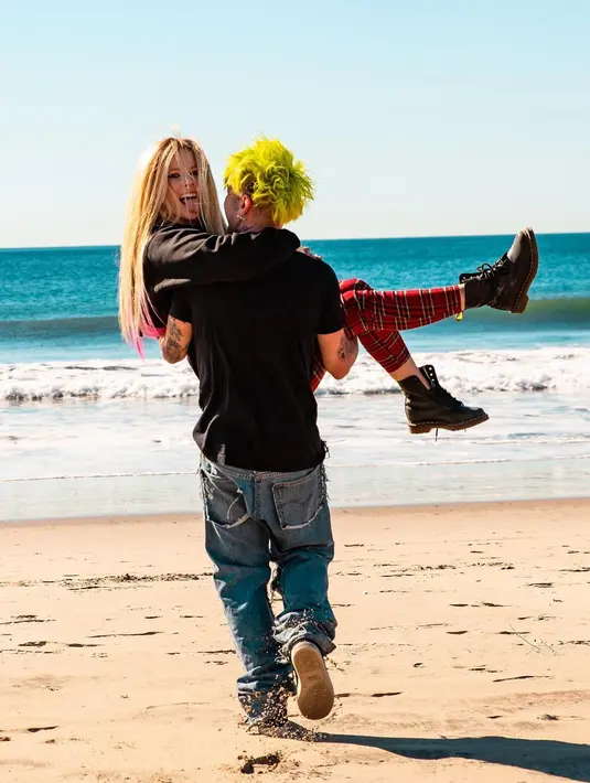 Gaya kencan di pantai juga tetap memilih warna hitam. Yang dipasangkan dengan celana tartan dan celana jeans (Foto: Instagram @modsun)