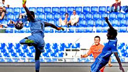 Kiper Lazio, Thomas Strakosha (kiri) berusaha menghalau bola tembakan pemain Empoli pada   lanjutan Serie A Italia di Stadion Olimpico, Roma, Italia, (25/9/2016). (AFP/Vincenzo Pinto)