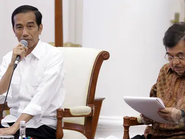 Presiden Joko Widodo (kiri) didampingi Wakil Presiden Jusuf Kalla memimpin rapat bersama kabinet kerja di Istana Bogor, Jawa Barat, Senin (16/2/2015). (Liputan6.com/Faizal Fanani)