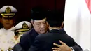 Presiden SBY memeluk Jokowi saat hadir di acara pelantikan di Senayan, Jakarta, Senin (20/10/2014) (Liputan6.com/Andrian M Tunay)