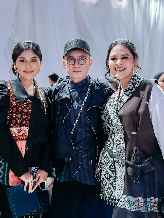 Keduanya juga tampil kompak mengenakan outfit nuansa etnik berwarna hitam-putih. [instagram/ayangkahiyang]