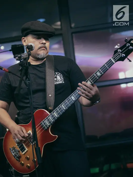 Vokalis NTRL, Bagus saat tampil dalam KLY Lounge di Gedung KLY Gondangdia, Jakarta, Jumat (9/11). Bagus cs menceritakan tentang lagu baru mereka. (Liputan6.com/Faizal Fanani)