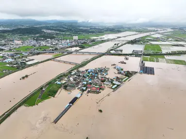 Sebuah foto udara menunjukkan sebuah desa yang terendam banjir akibat hujan lebat di Yesan, Korea Selatan pada 17 Juli 2025. (YONHAP/AFP)