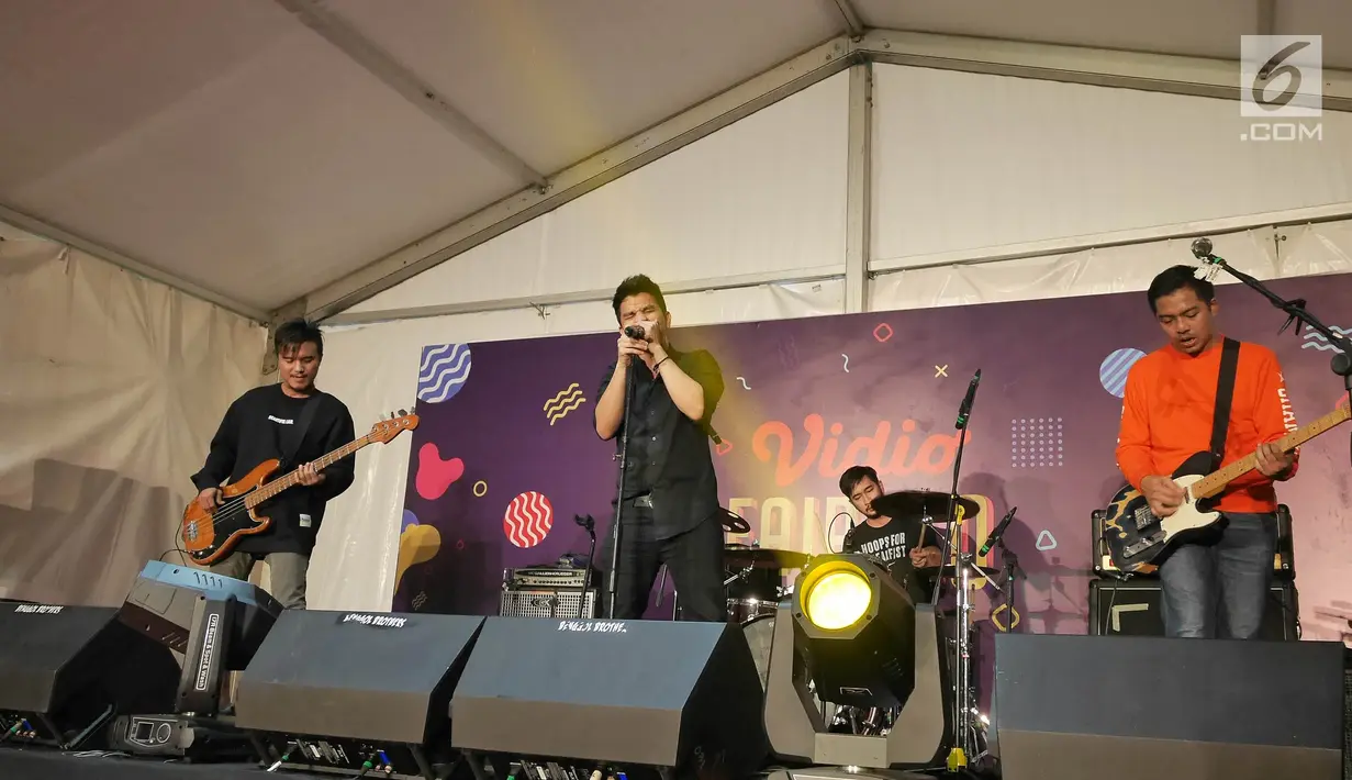 Penampilan Govinda band pada acara Vidio Fair 2.0 yang digelar di Gandaria City Mall, Jakarta Selatan, Sabtu (3/11). Acara Vidio Fair yang digelar gratis ini mengambil tema One Stop Event You Can Get. (Liputan6.com/Herman Zakharia)