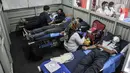 Petugas PMI DKI Jakarta melakukan pengambilan darah saat kegiatan donor darah keliling di Thamrin 10, Jakarta Pusat, Senin (14/3/2022). Ketua PMI DKI Jakarta Rustam Effendi mengungkapkan saat ini DKI Jakarta tengah mengalami defisit kebutuhan darah. (merdeka.com/Iqbal S. Nugroho)