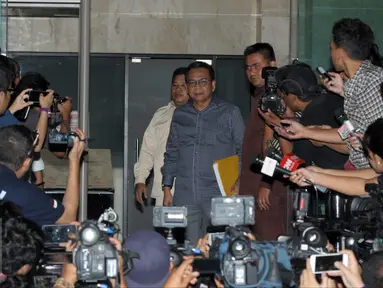 Ketua Badan Legislasi DPRD DKI Jakarta, M Taufik usai menjalani pemeriksaan KPK, Senin (11/4) Taufik menjadi saksi tersangka M Sanusi saksi dalam kasus dugaan suap pembahasan Raperda terkait reklamasi Teluk Jakarta. (Liputan6.com/Helmi Afandi)