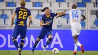 Bek AS Roma, Chris Smalling berusaha menembak bola dari kawalan pemain SPAL, Bryan Dabo pada pertandingan lanjutan Liga Serie A Italia di stadion Paolo Mazza di Ferrara, Italia, Rabu, (22/7/2020). Roma menang telak 6-1 atas SPAL. (Fabio Rossi/LaPresse via AP)