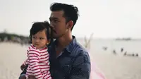 Rio Dewanto terlihat mencium Salma. Banyak orang yang bilang jika wajah sangat mirip dengan sang ayah. (Foto: instagram.com/riodewanto)